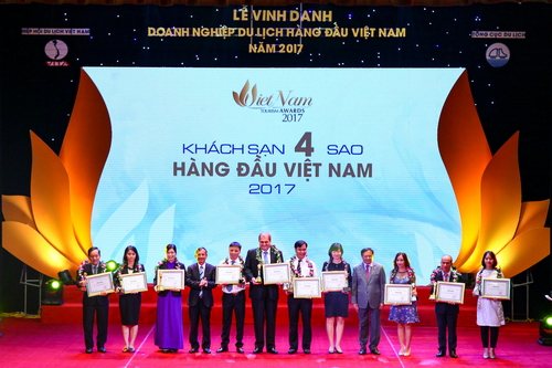 Tổng cục trưởng TCDL Nguyễn Văn Tuấn và Chủ tịch Hiệp hội Du lịch Việt Nam Nguyễn Hữu Thọ trao giải thưởng cho 10 khách sạn 4 sao hàng đầu Việt Nam năm 2017